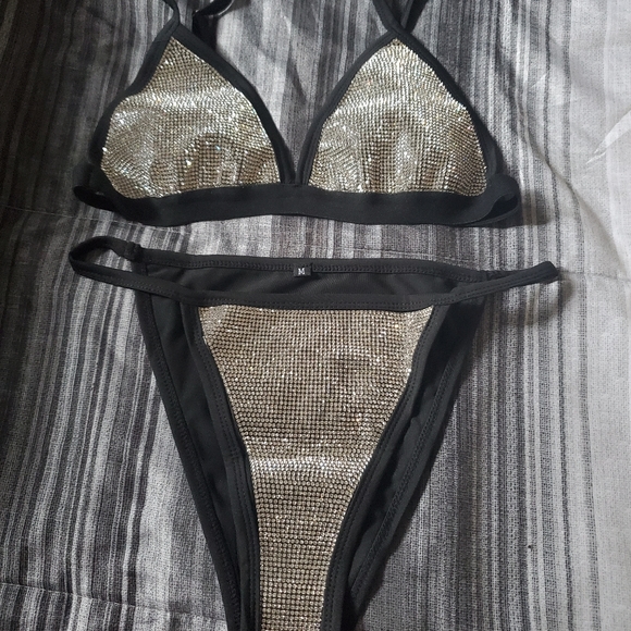 Bikini - Picture 1 of 3